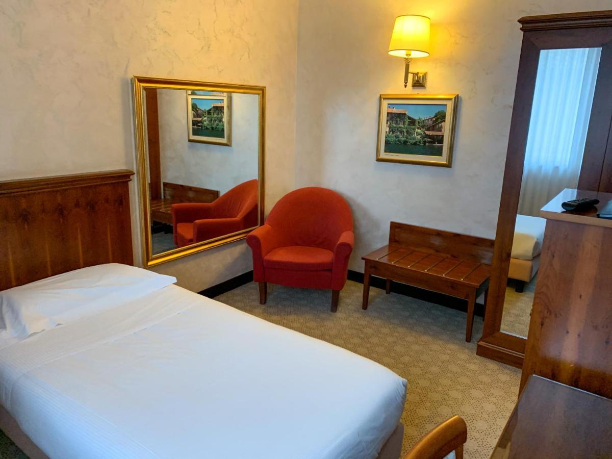 Scia' On Martin Hotel Buscate ภายนอก รูปภาพ