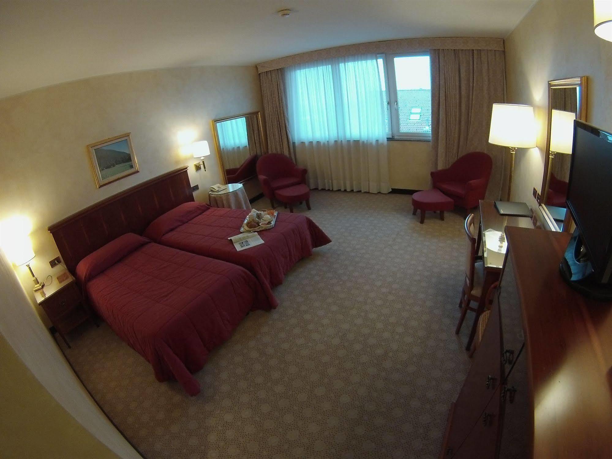 Scia' On Martin Hotel Buscate ภายนอก รูปภาพ