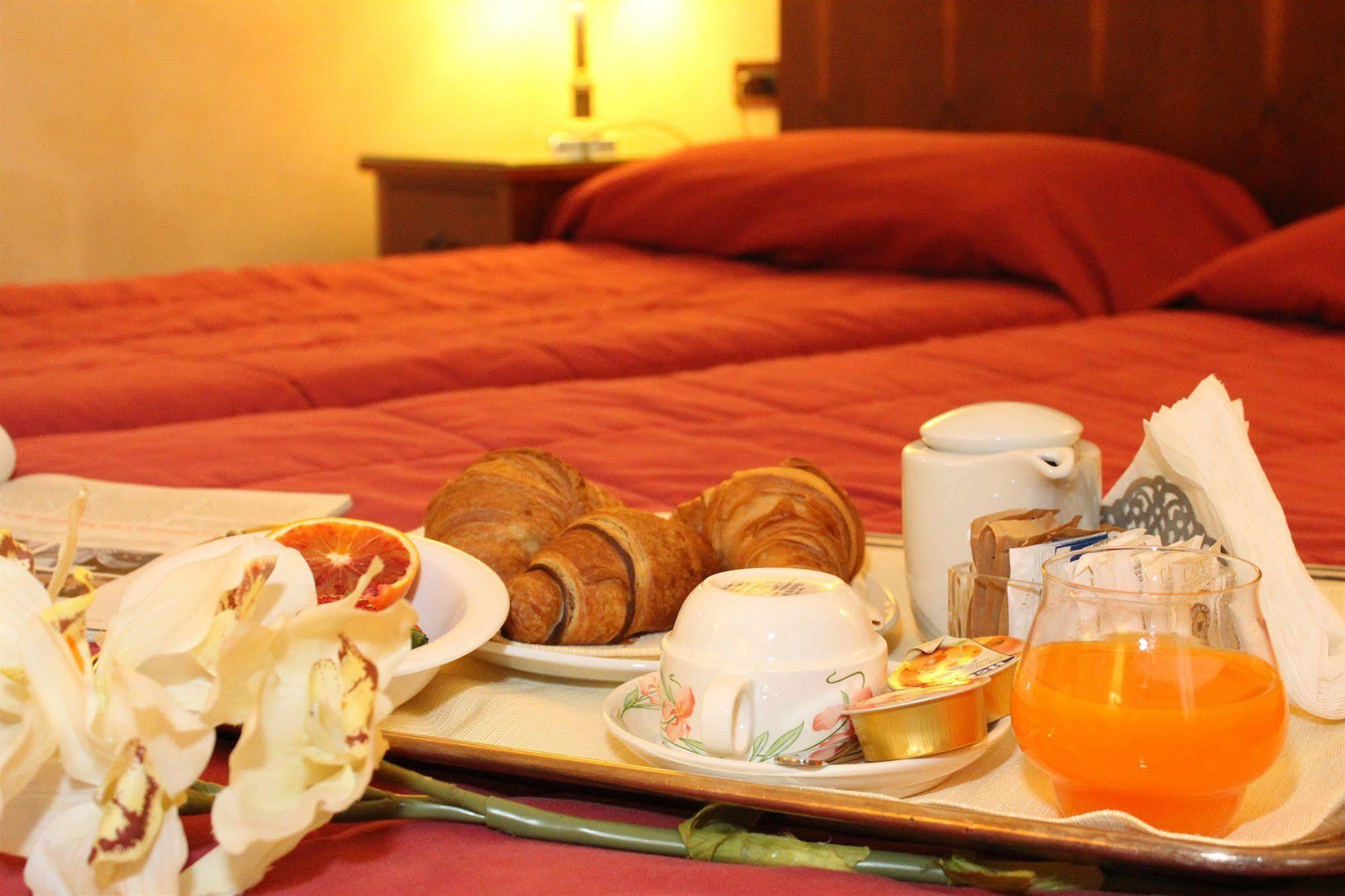Scia' On Martin Hotel Buscate ภายนอก รูปภาพ