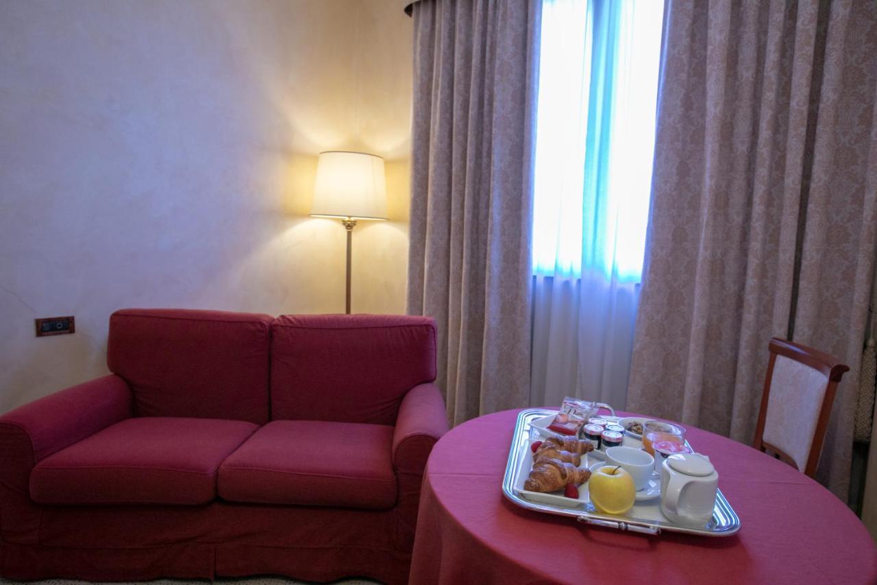 Scia' On Martin Hotel Buscate ภายนอก รูปภาพ