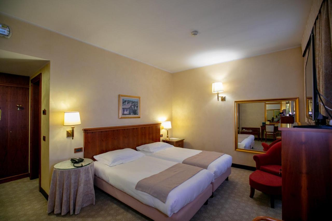 Scia' On Martin Hotel Buscate ภายนอก รูปภาพ