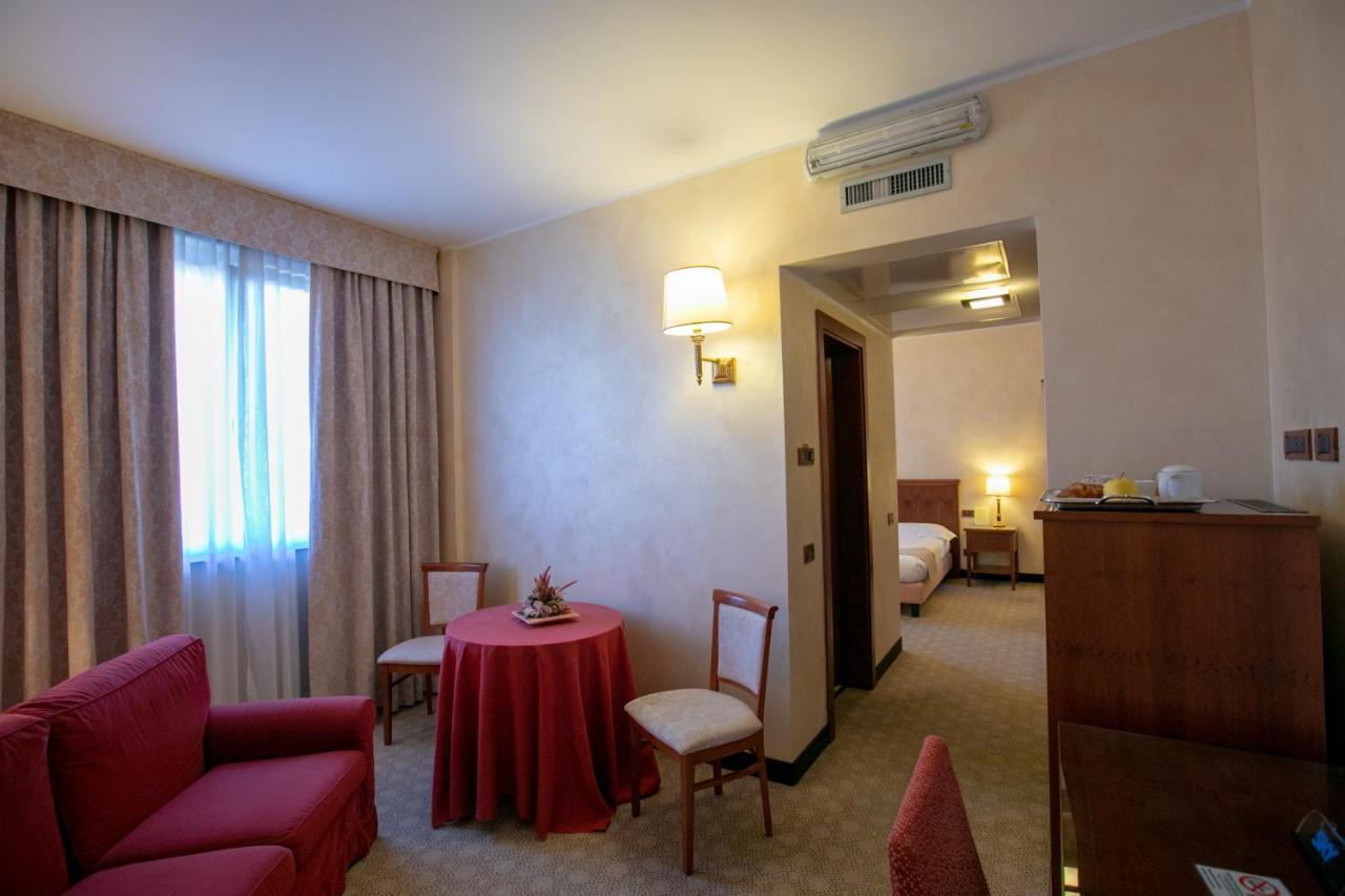 Scia' On Martin Hotel Buscate ภายนอก รูปภาพ