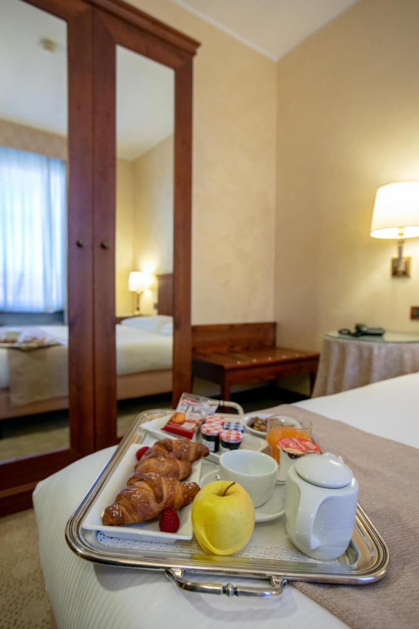 Scia' On Martin Hotel Buscate ภายนอก รูปภาพ