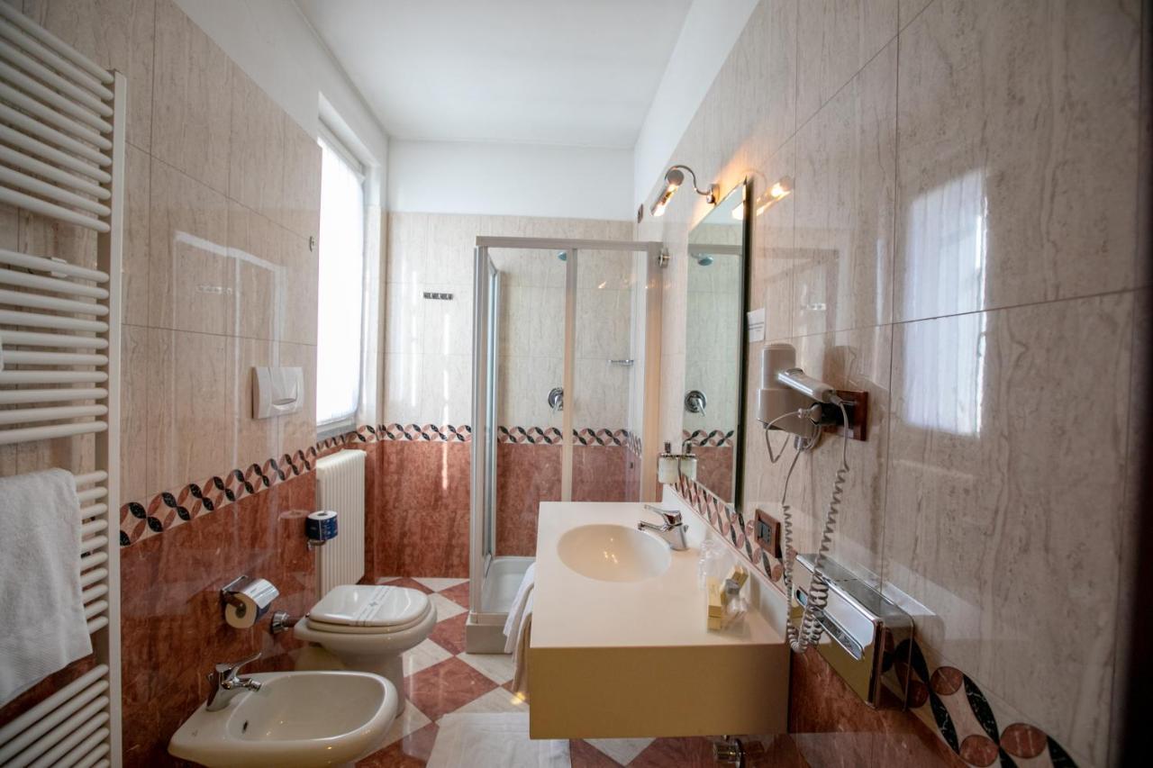 Scia' On Martin Hotel Buscate ภายนอก รูปภาพ