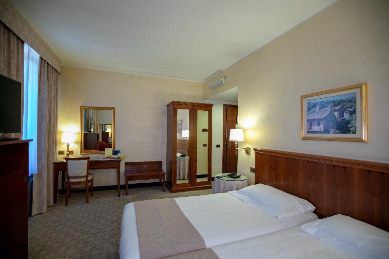 Scia' On Martin Hotel Buscate ภายนอก รูปภาพ