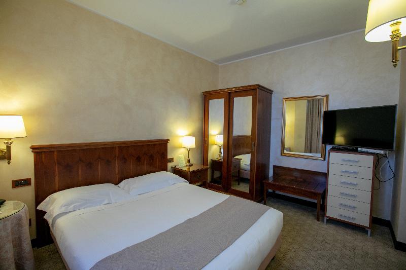 Scia' On Martin Hotel Buscate ภายนอก รูปภาพ